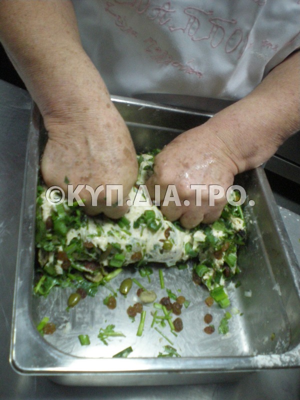 Χορτόπιτα με κόλιανδρο, φρέσκο κρεμμυδάκι και ελιές, στάδιο παρασκευής 2, Λευκωσία 26/3/14.<br/> Πηγή: Κατερίνα Λαζάρου.
